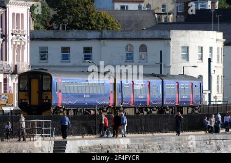 '150232' avec '153370' derrière à Dawlish avec un service vers l'est. Banque D'Images