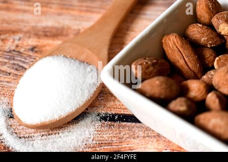 Amandes salées dans un bol sur une table en bois Banque D'Images