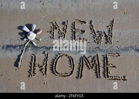 Nouvelle maison écrite dans le sable sur Filey Beach - Art de pierre - Art de pierre de fleur - Sunny Day on Une plage de sable dans le Yorkshire du Royaume-Uni Banque D'Images