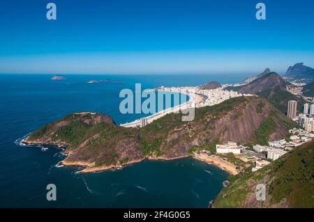 Vue sur la côte de Rio de Janeiro avec montagnes et plages Banque D'Images