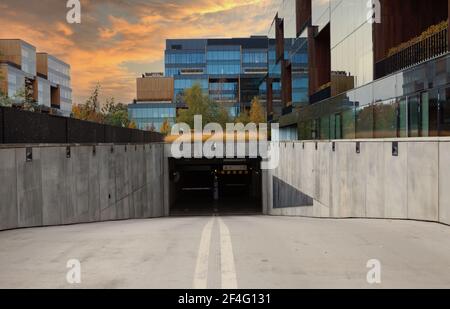 Entrée au parking ou au garage souterrain - architecture moderne. Banque D'Images