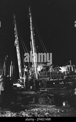 Réparations de la route la nuit après l'ouragan Flora, Cuba, province de Holguin, 1963. De la collection de photographies Deena Stryker. () Banque D'Images