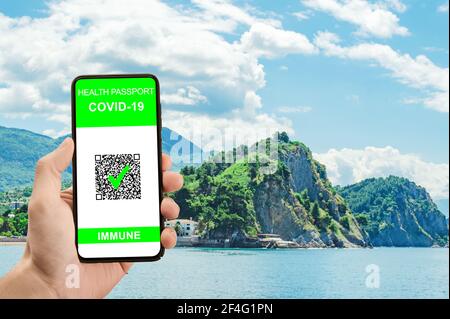 passeport médical numérique qr immunity covid-19. Concept de sécurité de voyage. Téléphone avec passeport sanitaire et résultat du test COVID-19, concept de nouvelle norme pour le traitement Banque D'Images