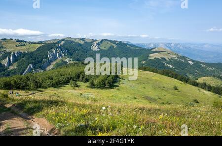 Vue sur les montagnes environnantes depuis le sommet de la chaîne de montagnes Demerdzhi en Crimée. Banque D'Images