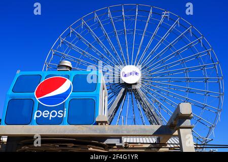 HAUTEURS DU BORD DE MER, NJ -13 MAR 2021- vue sur la journée du site touristique Casino Pier Ferris Wheel sur la promenade de la plage sur le New Jersey Shore, Ocean County, Unit Banque D'Images