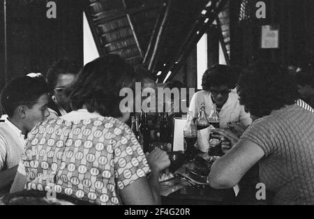 Cafétéria, village indien à Playa Giron (baie des cochons), Cuba, province de Matanzas, avec restaurant touristique, 1963. De la collection de photographies Deena Stryker. () Banque D'Images