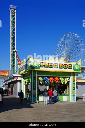 SEASIDE HEIGHTS, NJ -13 MAR 2021- vue sur la journée de la promenade de la plage historique à côté de Casino Pier sur la rive du New Jersey, Ocean County, États-Unis. Banque D'Images