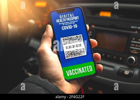 Concept de passeport de santé, l'homme tient un smartphone avec application numérique, la personne vaccinée est prête à voyager Banque D'Images