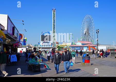 SEASIDE HEIGHTS, NJ -13 MAR 2021- vue sur la journée de la promenade de la plage historique à côté de Casino Pier sur la rive du New Jersey, Ocean County, États-Unis. Banque D'Images