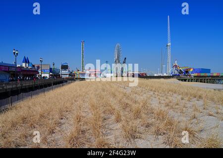 SEASIDE HEIGHTS, NJ -13 MAR 2021- vue sur la journée de la promenade de la plage historique à côté de Casino Pier sur la rive du New Jersey, Ocean County, États-Unis. Banque D'Images