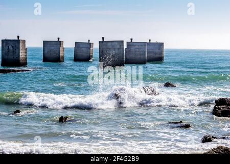 Old Pier à Humewood Beach à Port Elizabeth, Afrique du Sud - vagues et océan à la plage Banque D'Images