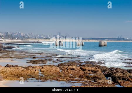 Ancienne jetée à Humewood Beach à Port Elizabeth avec la ville bâtiments en arrière-plan Banque D'Images