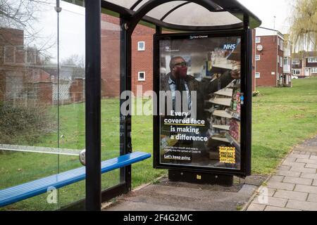 Affiche NHS dans un abri de bus, Warwick, Royaume-Uni. Mars 2021 Banque D'Images