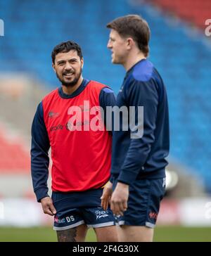 Salford, Lancashire, Royaume-Uni. 21 mars 2021; AJ Bell Stadium, Salford, Lancashire, Angleterre; French Premiership Rugby, sale Sharks versus London Irish; Denny Solomona de sale Sharks parle à Sam James de sale Sharks pendant l'échauffement Credit: Action plus Sports Images/Alamy Live News Banque D'Images