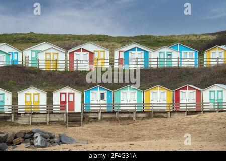 Cabanes de plage à Bude Cornwall. Banque D'Images