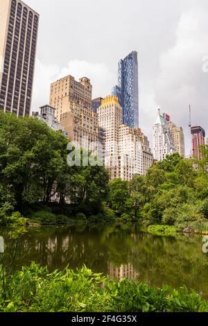 L'étang de Central Park et la vue sur la ville l'arrière-plan Banque D'Images