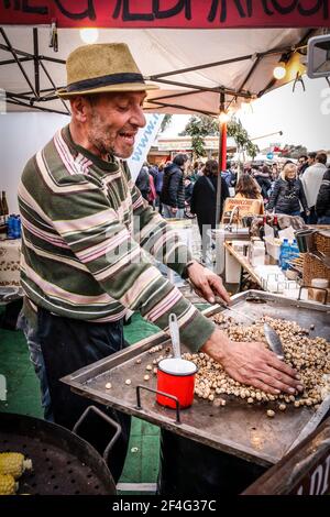 Italie Emilia Romagna - Santarcangelo di Romagna Fiera di San Martino - kiosque gastronomique - pois chiches rôtis Banque D'Images