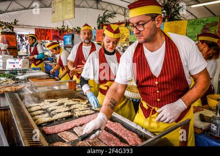 Italie Emilia Romagna - Santarcangelo di Romagna Fiera di San Martino - stand gastronomique - préparazione di Salsiccia Banque D'Images