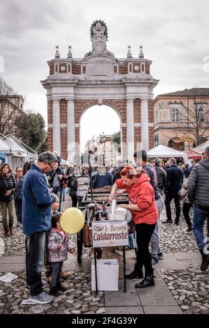 Italie Emilia Romagna - Santarcangelo di Romagna Fiera di San Martino - châtaignes grillées Banque D'Images