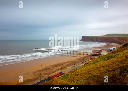 Jetée de Saltburn le jour de l'hiver avec un ciel gris et une mer modérée Banque D'Images