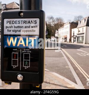 Epsom London, Royaume-Uni, 21 mars 2021, passage de route contrôlé par des piétons Avertissement les gens à attendre Banque D'Images