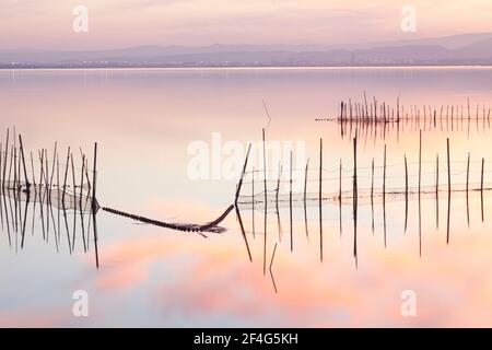 Filets de pêche sur le lac la Albufera, Valence, Espagne, au coucher du soleil. Banque D'Images