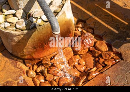 Source d'eau minérale à haute teneur en fer. Banque D'Images