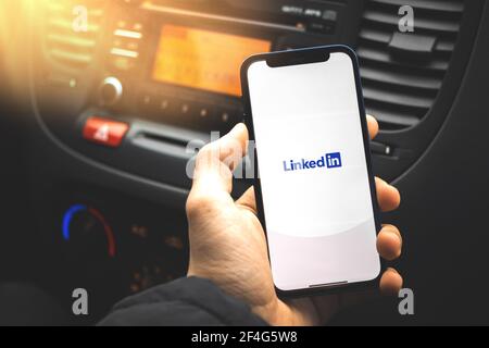 Kharkov, Ukraine - 17 mars 2021 : un homme d'affaires détient un smartphone avec une application mobile linkedin Banque D'Images