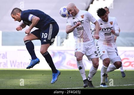 Turin, Italie. 21 mars 2021. Leonardo Bonucci de Juventus FC et Luca Caldirola de Benevento Calcio se disputent le ballon lors du match de football Serie A entre Juventus FC et Benevento Calcio au stade Allianz de Turin (Italie), le 21 mars 2021. Photo Federico Tardito/Insidefoto Credit: Insidefoto srl/Alay Live News Banque D'Images