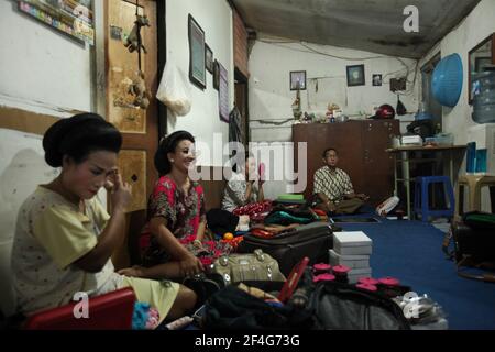 Manteb Sudharsono, maître de marionnettes (dalang), et les chanteurs de l'ensemble gamelan se préparent à la représentation de wayang kulis 'Sudamala' au théâtre Sasono Hinggil à Yogyakarta, dans le centre de Java, en Indonésie. Le théâtre traditionnel de marionnettes connu sous le nom de wayang kulis est répandu sur les îles de Java et Bali en Indonésie. Chaque exécution de wayang kulit se poursuit environ huit heures par nuit sans intermissions et un seul maître de marionnettes (dalang) conduit toutes les marionnettes projetées sur un écran en lin et les vocalise avec des voix différentes. Bien que l'Indonésie soit le pays musulman le plus peuplé dans Banque D'Images