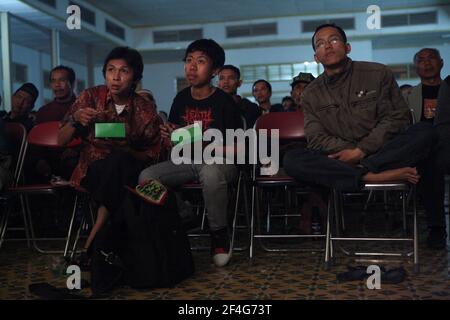 Des spectaculaires mangeant au cours de la représentation de huit heures de wayang kulis 'Sudamala' au Sasono Hinggil Theatre à Yogyakarta, dans le centre de Java, en Indonésie. Le théâtre traditionnel de marionnettes connu sous le nom de wayang kulis est répandu sur les îles de Java et Bali en Indonésie. Chaque exécution de wayang kulit se poursuit environ huit heures par nuit sans intermissions et un seul maître de marionnettes (dalang) conduit toutes les marionnettes projetées sur un écran en lin et les vocalise avec des voix différentes. Bien que l'Indonésie soit le pays musulman le plus peuplé du monde, les histoires et les personnages de wayang ku Banque D'Images