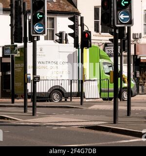 Epsom London Royaume-Uni, 21 mars 2021, John Lewis Waitrose Home Delivery Van at Traffic Lights Banque D'Images