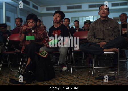 Des spectaculaires mangeant au cours de la représentation de huit heures de wayang kulis 'Sudamala' au Sasono Hinggil Theatre à Yogyakarta, dans le centre de Java, en Indonésie. Le théâtre traditionnel de marionnettes connu sous le nom de wayang kulis est répandu sur les îles de Java et Bali en Indonésie. Chaque exécution de wayang kulit se poursuit environ huit heures par nuit sans intermissions et un seul maître de marionnettes (dalang) conduit toutes les marionnettes projetées sur un écran en lin et les vocalise avec des voix différentes. Bien que l'Indonésie soit le pays musulman le plus peuplé du monde, les histoires et les personnages de wayang ku Banque D'Images