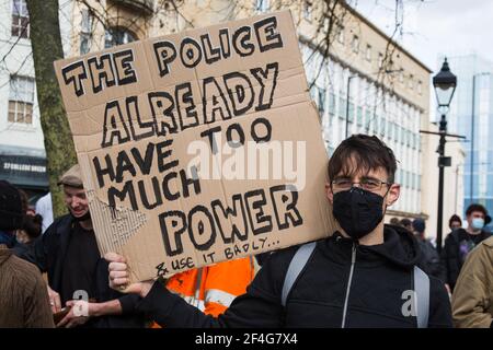 Bristol, Royaume-Uni. 21 mars 2021. Des centaines de manifestants se réunissent au College Green de Bristol pour protester contre les projets du gouvernement visant à introduire une législation qui limitera certaines manifestations. Bristol, Royaume-Uni. 21 mars 2021. Credit: Redorbital Photography/Alamy Live News Banque D'Images