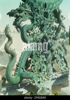 Gros plan, un jour ensoleillé, d'un dragon de nuage royal de bronze sculptant qui forme la base de la sphère armillaire à l'Observatoire antique de Beijing, Beijing, Chine, 1918. De la collection de photographies Sidney D. Gamble. () Banque D'Images