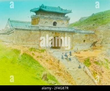 Personnes assises et debout sur des escaliers en pierre en face de la porte du ciel du Sud près du sommet du Mont Tai, province de Shandong, Chine, 1919. De la collection de photographies Sidney D. Gamble. () Banque D'Images