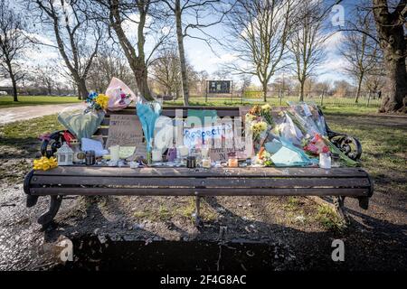 Londres, Royaume-Uni. 21 mars 2021. Mort de Sarah Everard: Les hommages floraux se poursuivent au kiosque Clapham Common à la mémoire de Sarah Everard, responsable marketing de 33 ans, qui a disparu le mercredi 3 mars après avoir quitté la maison d'un ami près de Clapham Common pour rentrer à pied. Credit: Guy Corbishley/Alamy Live News Banque D'Images