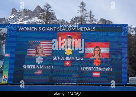 Cortina d'Ampezzo, Italie 18 février 2021 : gagnante de la médaille d'or Lara Gut-Behrami, lauréate de la médaille d'argent Mikaela Shiffrin et gagnante de la médaille d'or Banque D'Images