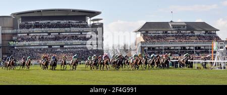 COURSE DE LA GRANDE NATIONALE D'AINTREE JOHN SMITH. LE DÉBUT. 5/4/2008. PHOTO DAVID ASHDOWN Banque D'Images