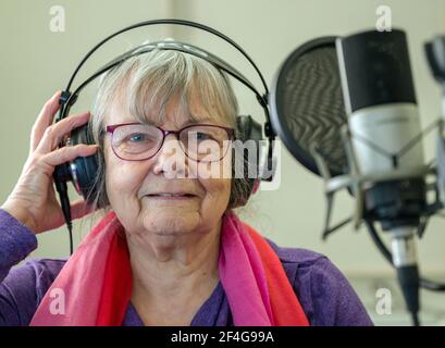 17 mars 2021, Brandenburg, Grünheide: Dorothea Kiesecker, 77 ans, membre de l'association radio Ginseng e.V., siège dans le studio de radiodiffusion. Les personnes âgées font maintenant la radio à Grünheide. À la fin du mois de mars, leur service doit être lancé, pour le moment exclusivement sur Internet. La première station de radio senior de Brandebourg souhaite également attirer les auditeurs et camarades plus jeunes. Les présentateurs sont nécessaires de toute urgence. Photo: Patrick Pleul/dpa-Zentralbild/ZB Banque D'Images