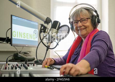 17 mars 2021, Brandenburg, Grünheide: Dorothea Kiesecker, 77 ans, membre de l'association radio Ginseng e.V., siège dans le studio de radiodiffusion. Les personnes âgées font maintenant la radio à Grünheide. À la fin du mois de mars, leur service doit être lancé, pour le moment exclusivement sur Internet. La première station de radio senior de Brandebourg souhaite également attirer les auditeurs et camarades plus jeunes. Les présentateurs sont nécessaires de toute urgence. Photo: Patrick Pleul/dpa-Zentralbild/ZB Banque D'Images
