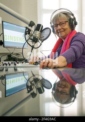 17 mars 2021, Brandenburg, Grünheide: Dorothea Kiesecker, 77 ans, membre de l'association radio Ginseng e.V., siège dans le studio de radiodiffusion. Les personnes âgées font maintenant la radio à Grünheide. À la fin du mois de mars, leur service doit être lancé, pour le moment exclusivement sur Internet. La première station de radio senior de Brandebourg souhaite également attirer les auditeurs et camarades plus jeunes. Les présentateurs sont nécessaires de toute urgence. Photo: Patrick Pleul/dpa-Zentralbild/ZB Banque D'Images