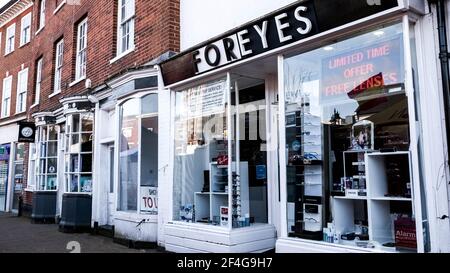 Epsom London UK, 21 mars 2021, Quiet Row of Shops or Stores with No People as peole Stay at Home Banque D'Images