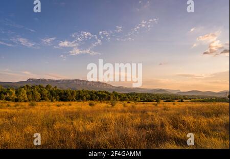Coucher de soleil dans la campagne avec des montagnes à l'arrière et des champs en face de la Provence en septembre Banque D'Images