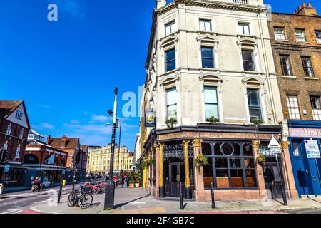 Extérieur du pub Ten Bells célèbre pour sa connexion à Jack l'Éventreur en série, commercial Street, Shoreditch, Londres, Royaume-Uni Banque D'Images