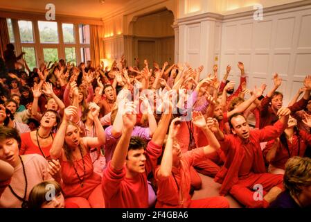Dimanche soir, réunion des disciples de l'Bhagwan Shree Rajneesh Rajneesh Medina culte religieux Neo SANNYAS COMMUNE 1984 Banque D'Images