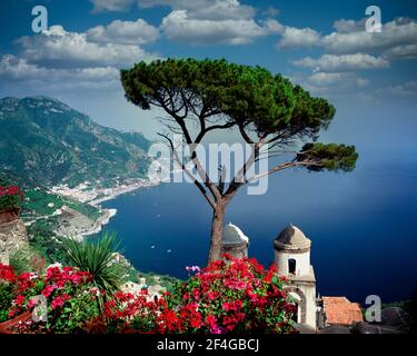 Il - Campanie : Villa Rufolo à Ravello surplombant le golfe de Salerne Banque D'Images