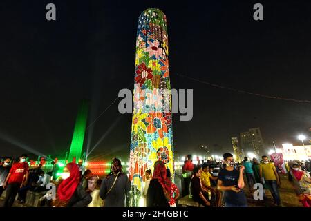 Dhaka. 21 mars 2021. Les gens visitent une foire du livre à Dhaka, au Bangladesh, le 20 mars 2021. La plus grande foire annuelle du livre du Bangladesh a débuté dans la capitale Dhaka, rassemblant livres, lecteurs et écrivains pour célébrer la littérature. Credit: Xinhua/Alay Live News Banque D'Images