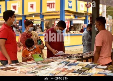 Dhaka. 21 mars 2021. Les gens lisent des livres dans un salon du livre à Dhaka, au Bangladesh, le 20 mars 2021. La plus grande foire annuelle du livre du Bangladesh a débuté dans la capitale Dhaka, rassemblant livres, lecteurs et écrivains pour célébrer la littérature. Credit: Xinhua/Alay Live News Banque D'Images