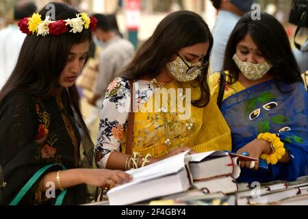 Dhaka. 21 mars 2021. Les femmes lisent des livres dans un salon du livre à Dhaka, au Bangladesh, le 20 mars 2021. La plus grande foire annuelle du livre du Bangladesh a débuté dans la capitale Dhaka, rassemblant livres, lecteurs et écrivains pour célébrer la littérature. Credit: Xinhua/Alay Live News Banque D'Images